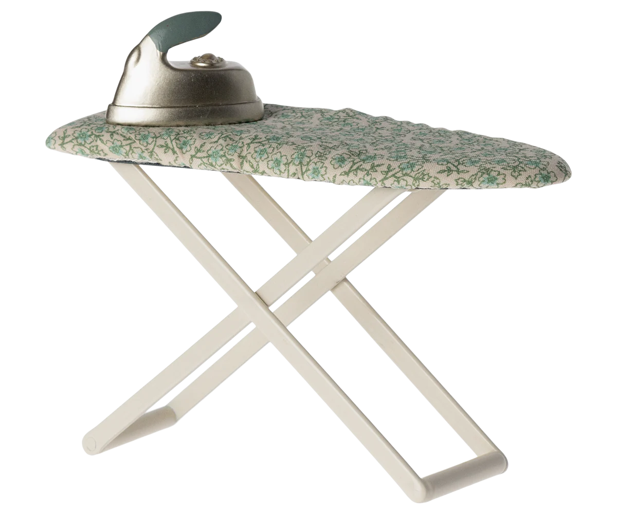 Table et fer à repasser, Souris