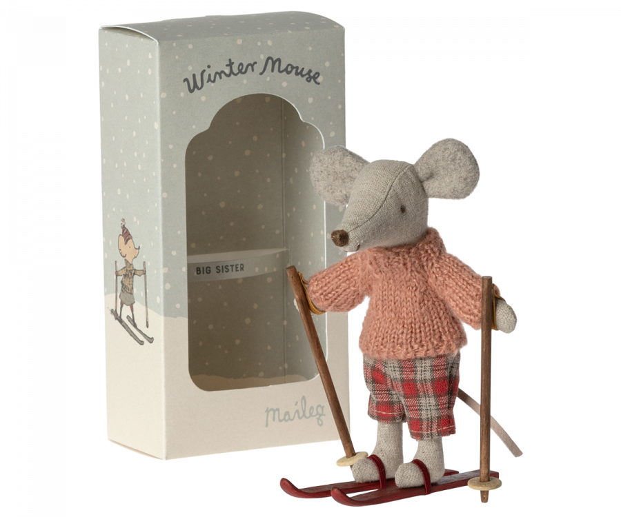 Souris en hiver avec sa paire de ski - Grande soeur