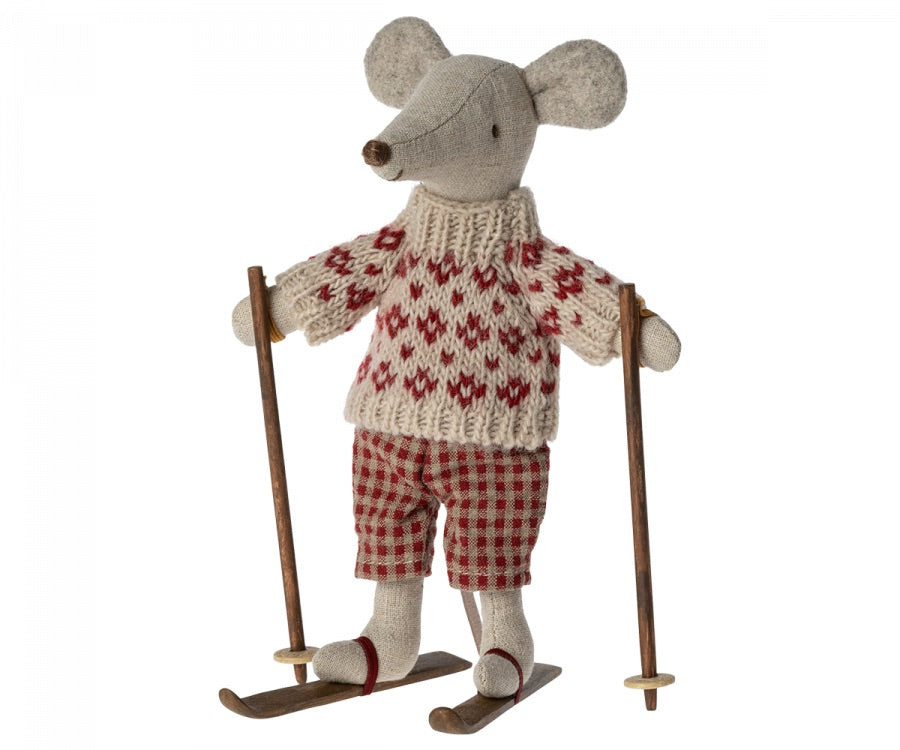 Souris en hiver avec sa paire de ski - Maman
