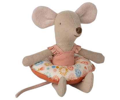 Petite soeur souris avec sa bouée fleurs