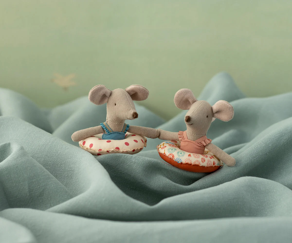 Petite soeur souris avec sa bouée fleurs