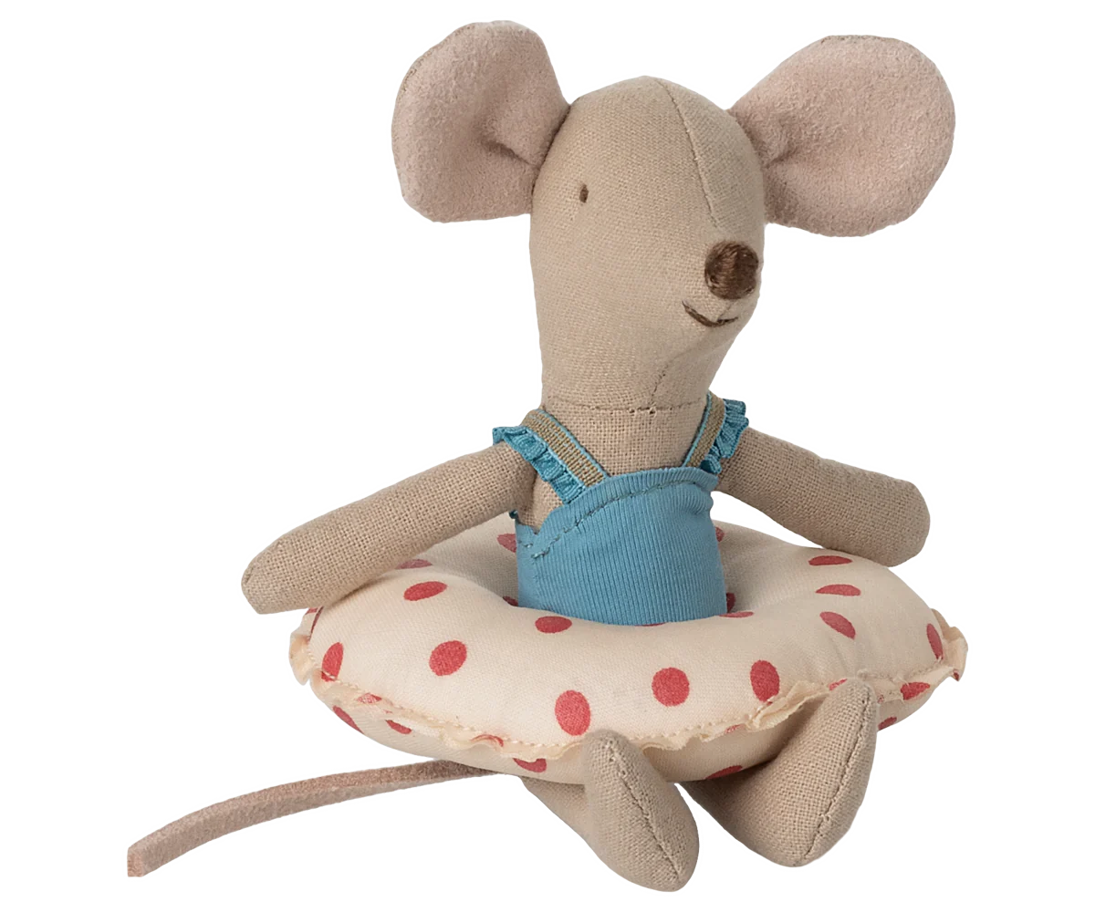 Petite soeur souris avec sa bouée pois