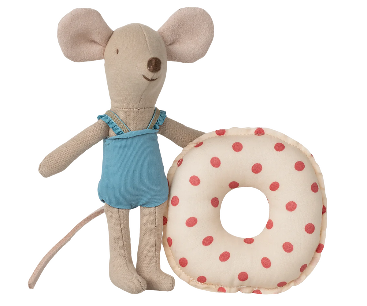 Petite soeur souris avec sa bouée pois