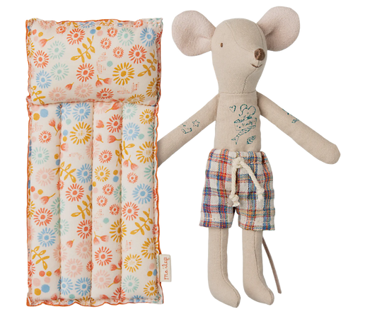 Papa souris avec son matelas plage à fleurs