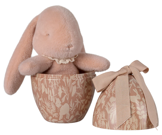 Oeuf de Pâques avec lapin bunny rose poudre
