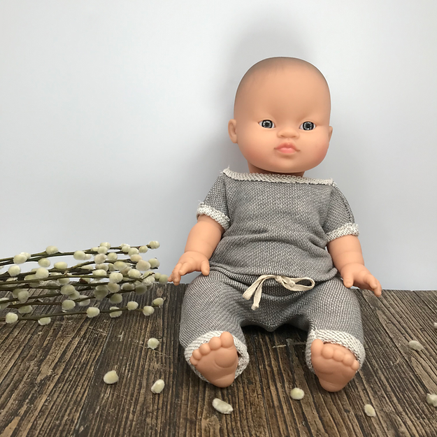 Poupon garçon d'Asie aux yeux clairs