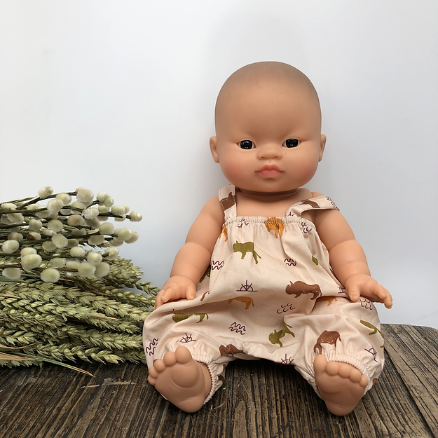 Poupon garçon d'Asie aux yeux foncés