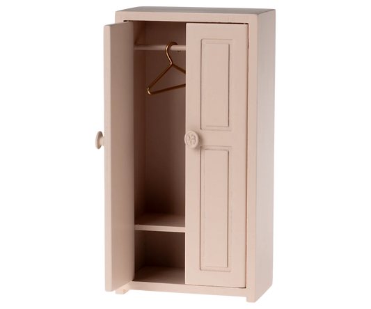 Armoire en bois rose clair