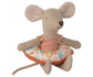 Petite soeur souris avec sa bouée fleurs
