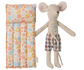 Papa souris avec son matelas plage à fleurs