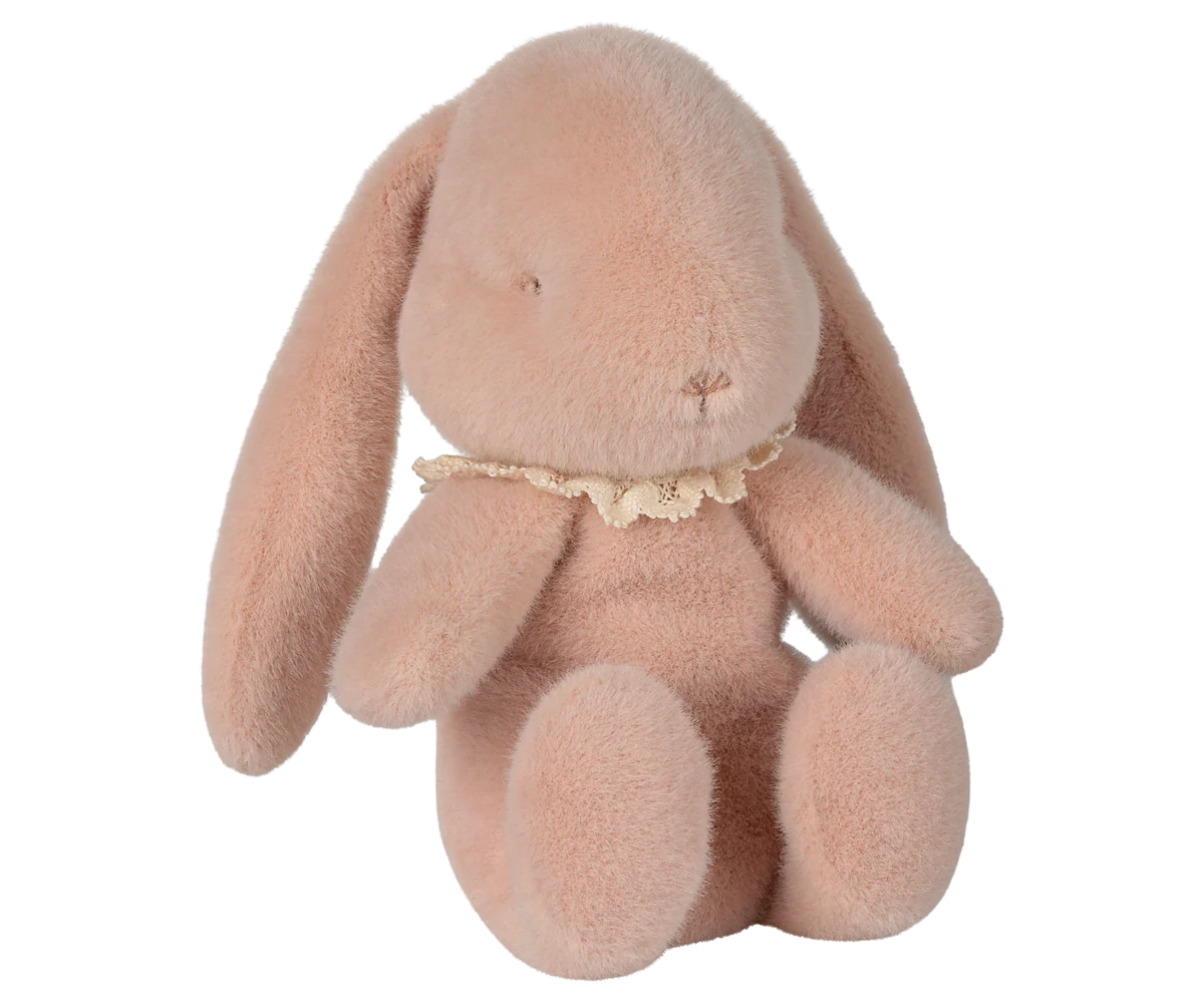 Oeuf de Pâques avec lapin bunny rose poudre