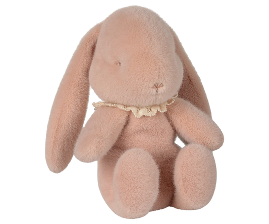 Oeuf de Pâques avec lapin bunny rose poudre