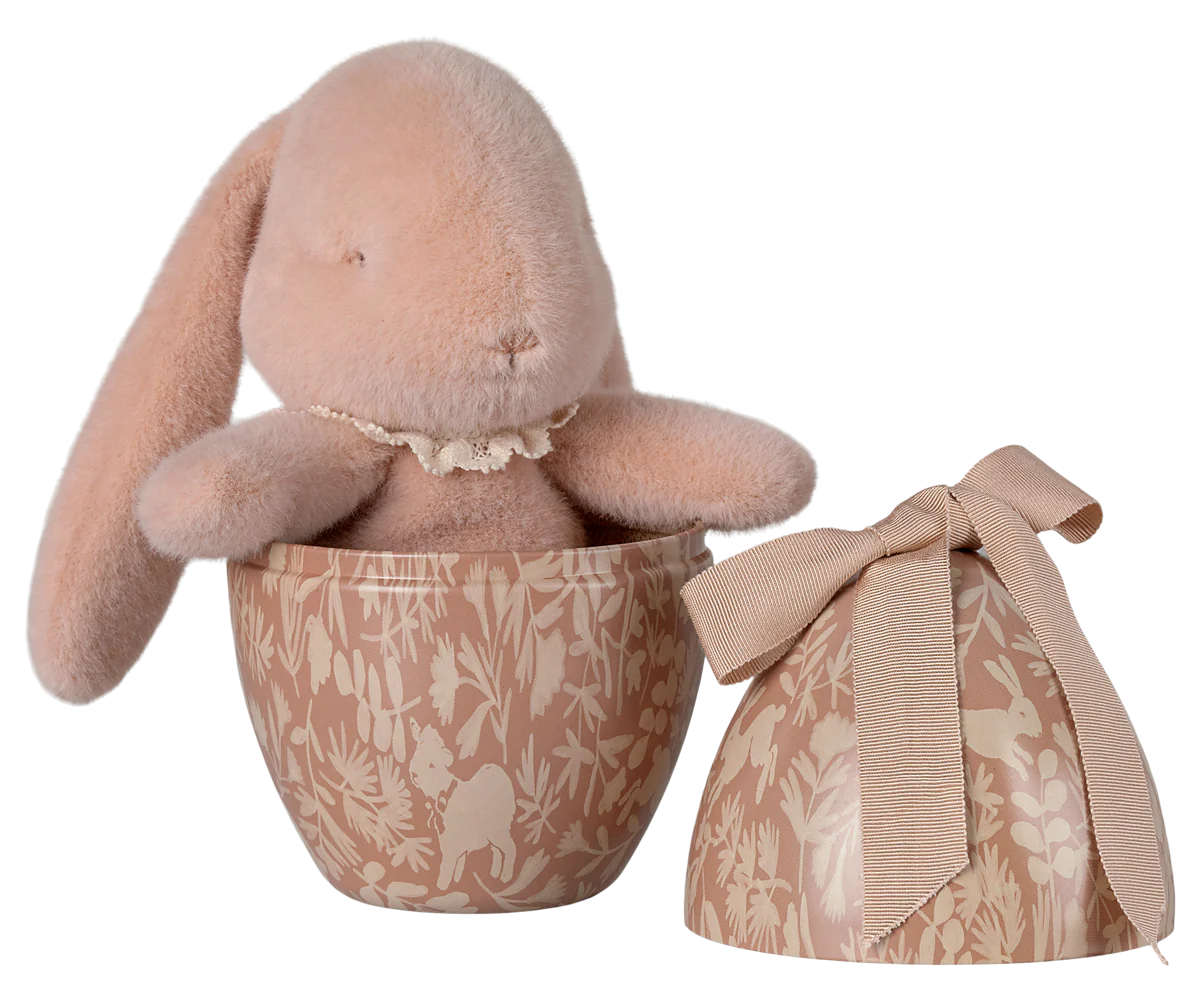 Oeuf de Pâques avec lapin bunny rose poudre