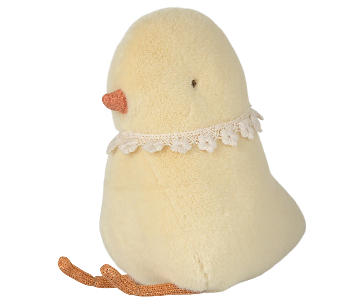 Oeuf de Pâques avec peluche poussin