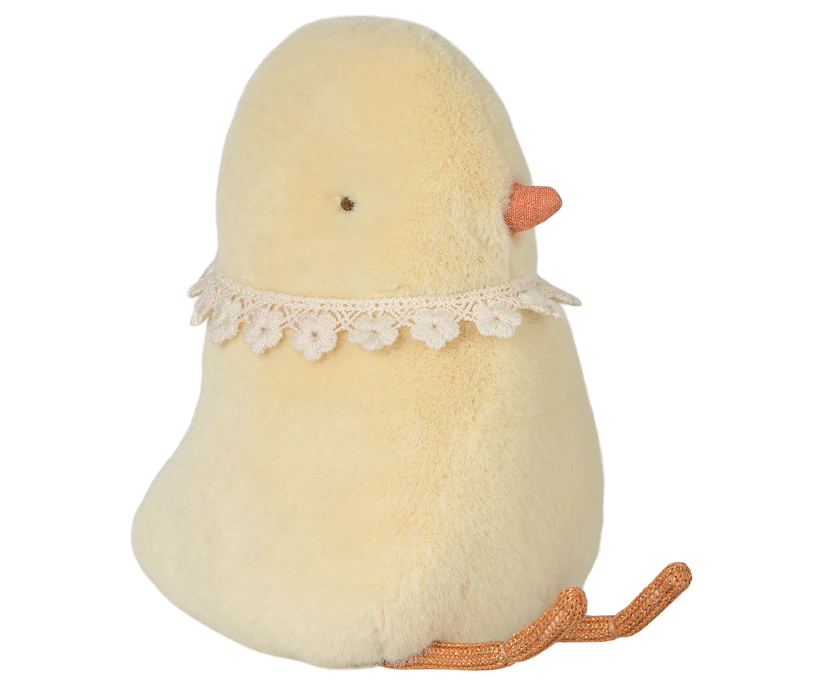 Oeuf de Pâques avec peluche poussin