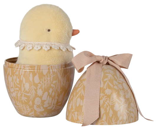 Oeuf de Pâques avec peluche poussin