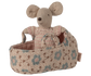 Bébé souris dans son couffin - Rose